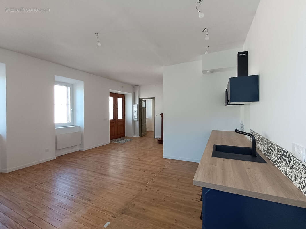 Maison de ville rénovée avec dépendance - photo 2