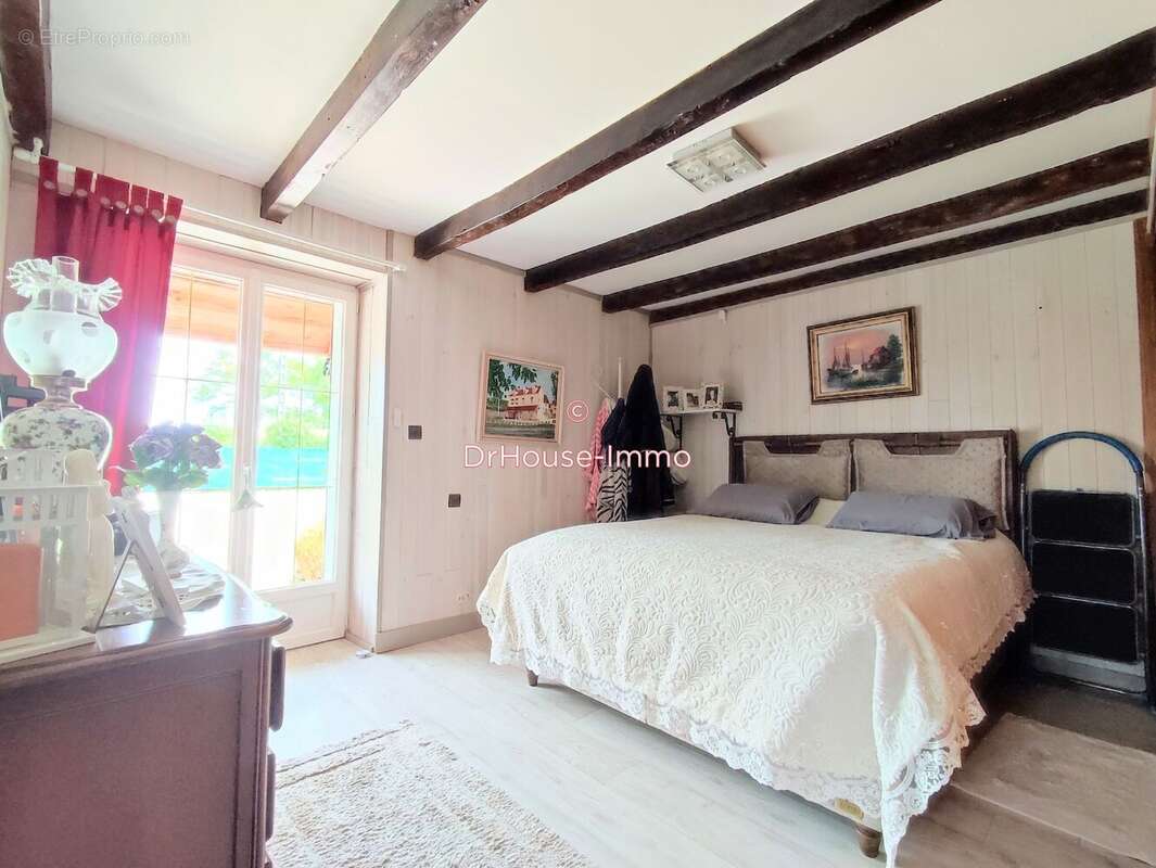 Maison 132 m² à Oradour-Fanais  - photo 7