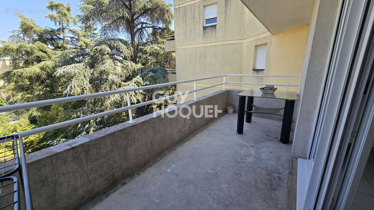 Lumineux T2 de 42m2 avec terrasse, garage, gardien et piscine. - photo 5