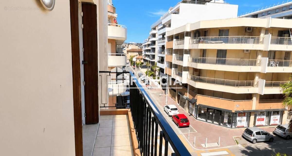 RUE DES ILES, à 100 M de la plage,  centre ville JUAN LES PINS, 3 PP, CAVE , 2 TERRASSES (garage en sus) - photo 2