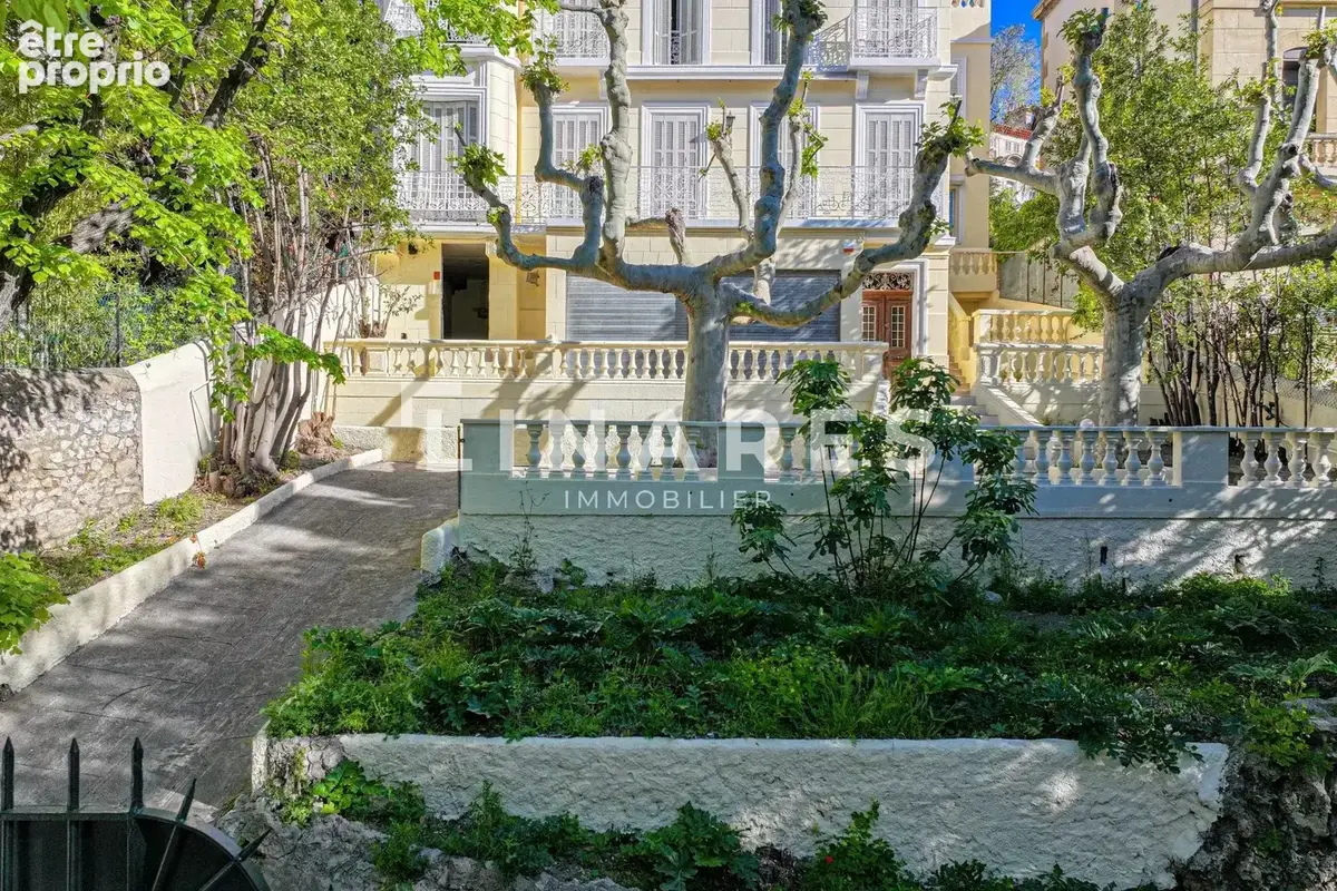 LUXURY IN TOWN - Hôtel particulier de 357m2 - Boulevard Perier 13008 - photo 2