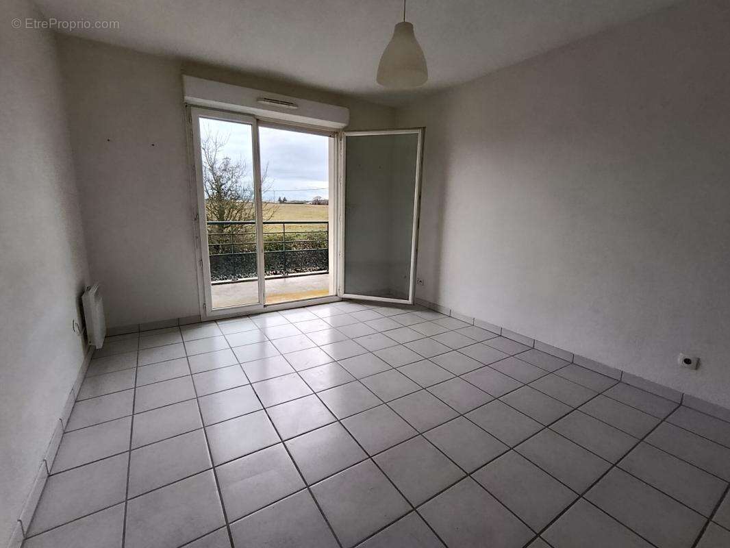 Appartement à PINS-JUSTARET