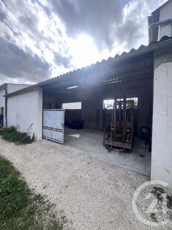 Parking à CHAMPS-SUR-YONNE