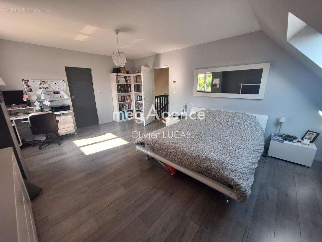 Maison à ILLEVILLE-SUR-MONTFORT