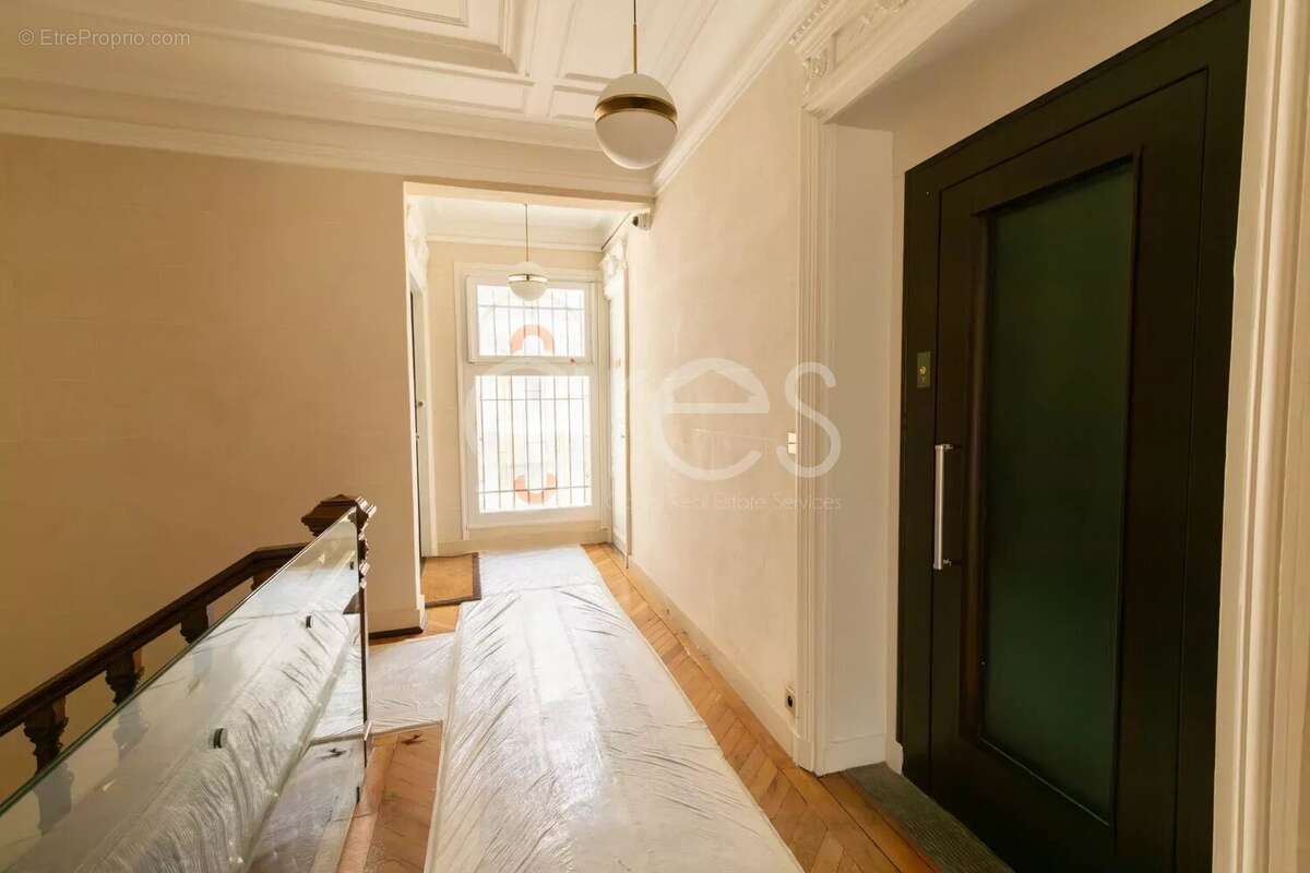 75008 paris triangle d’or / marbeuf. vente studio investissement. - photo 17