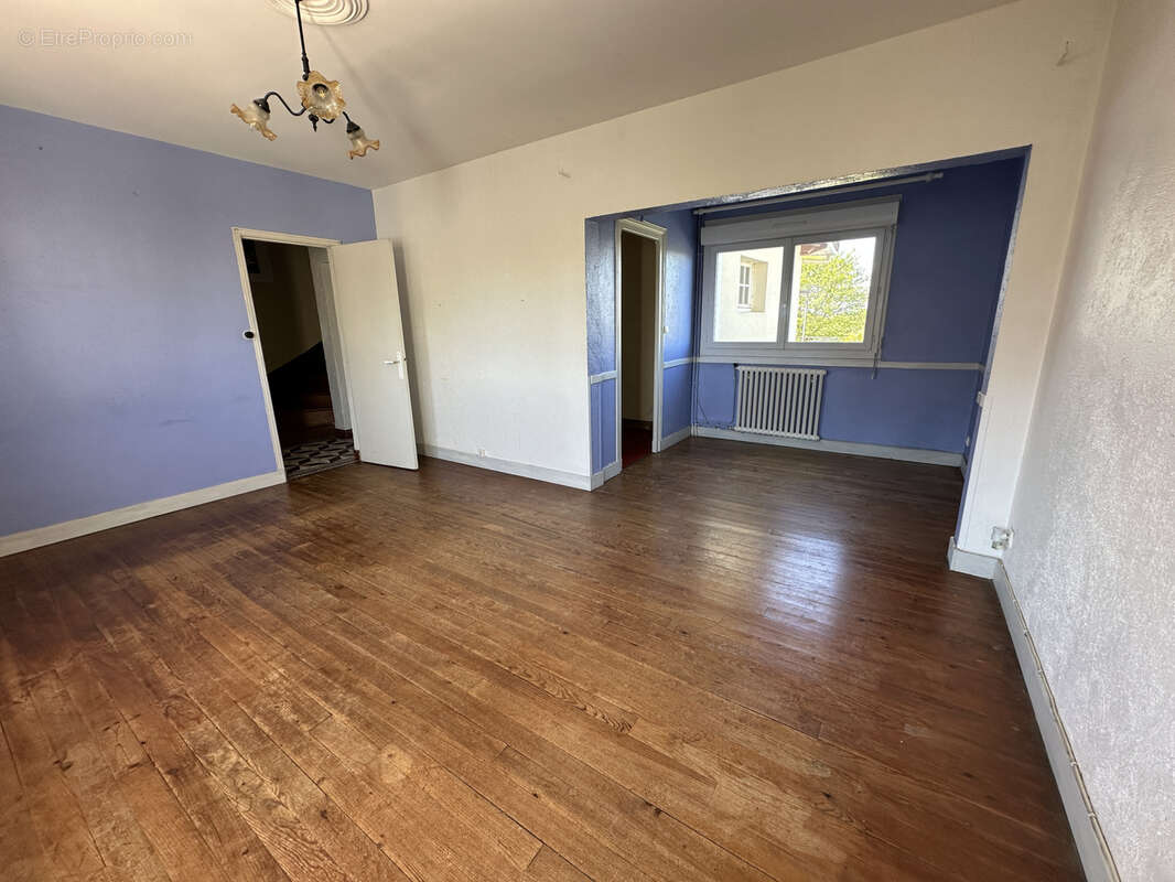 Maison à LA ROCHE-CHALAIS