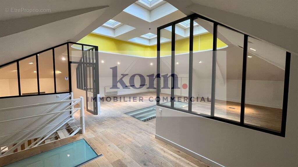 Commerce à PARIS-8E