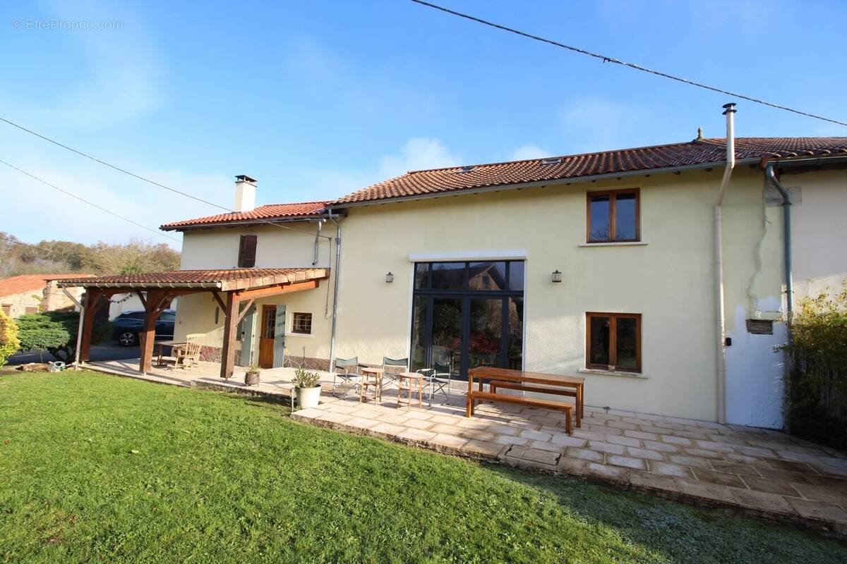 Maison à CHERVES-CHATELARS