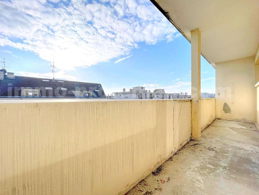 Appartement_T3_Gaillard_belle_superficie_prix_frontière_Suisse_direction_GENEVE_autoroutes_investissement_locatif_vente_vue_séjour_salon_cuisine_balcon_ - Appartement à GAILLARD