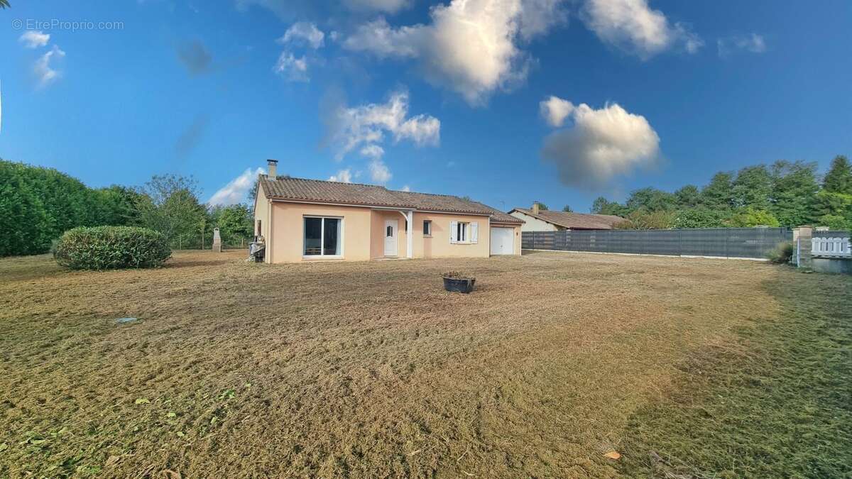 Maison à MANZAC-SUR-VERN