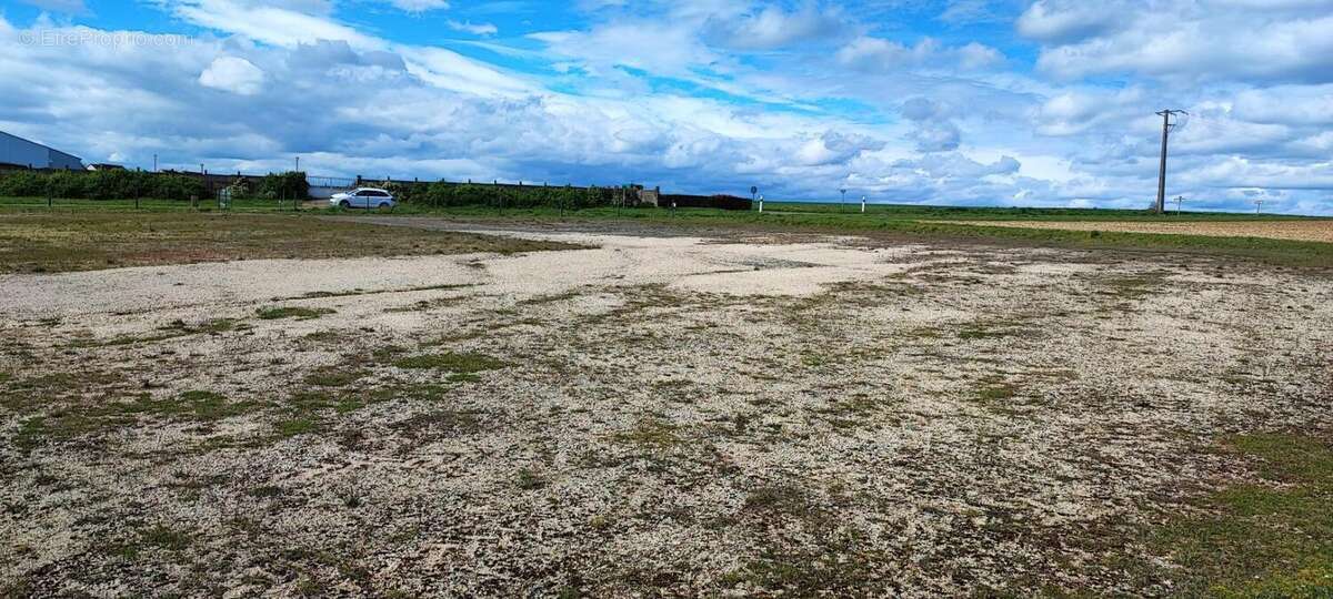 Terrain à SAINT-CAPRAIS