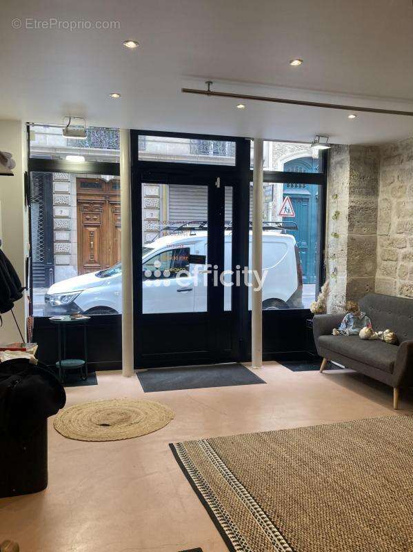 Commerce à PARIS-9E