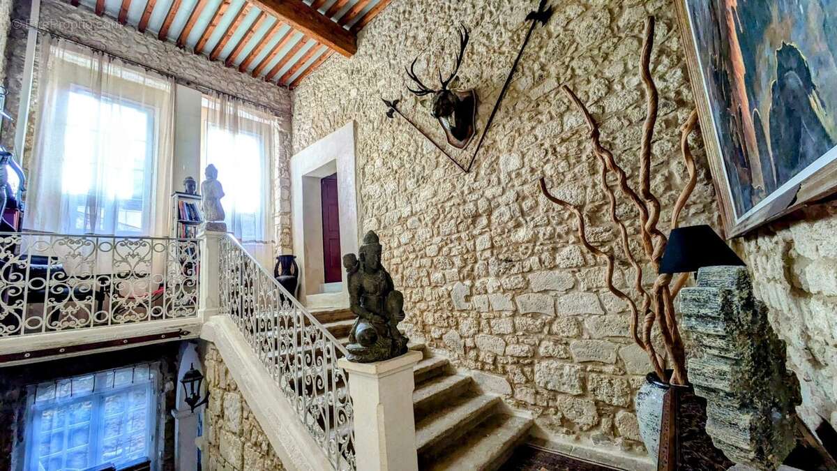 Escalier menant à l'étage - Maison à MURVIEL-LES-BEZIERS
