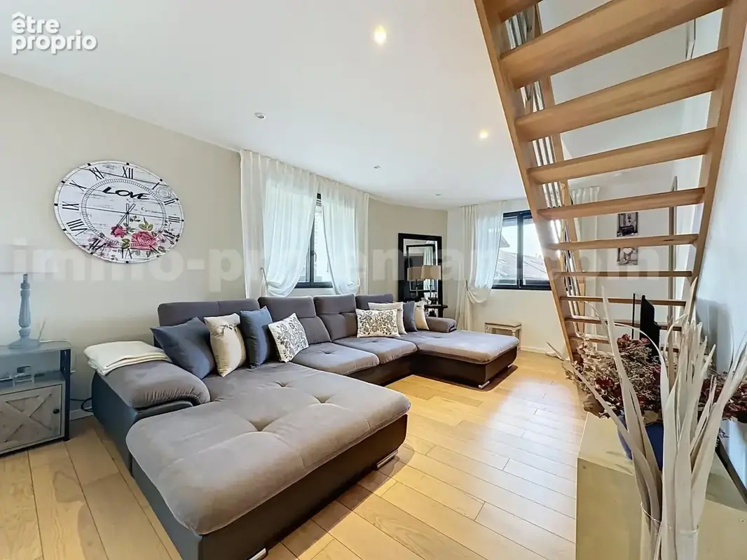 Appartement_T3_Messery_Duplex_belle_superficie_proximitée_frontière_Suisse_Frontaliers_Salon_Séjour_cuisine