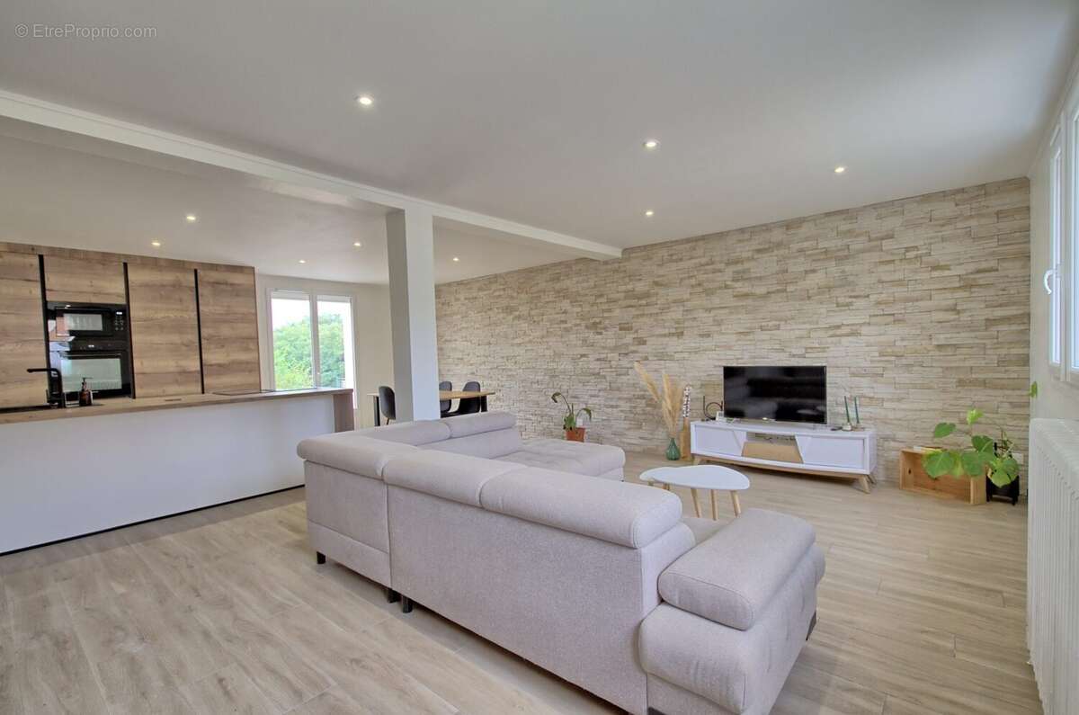 Maison 129 m² à Le Cendre  - photo 2
