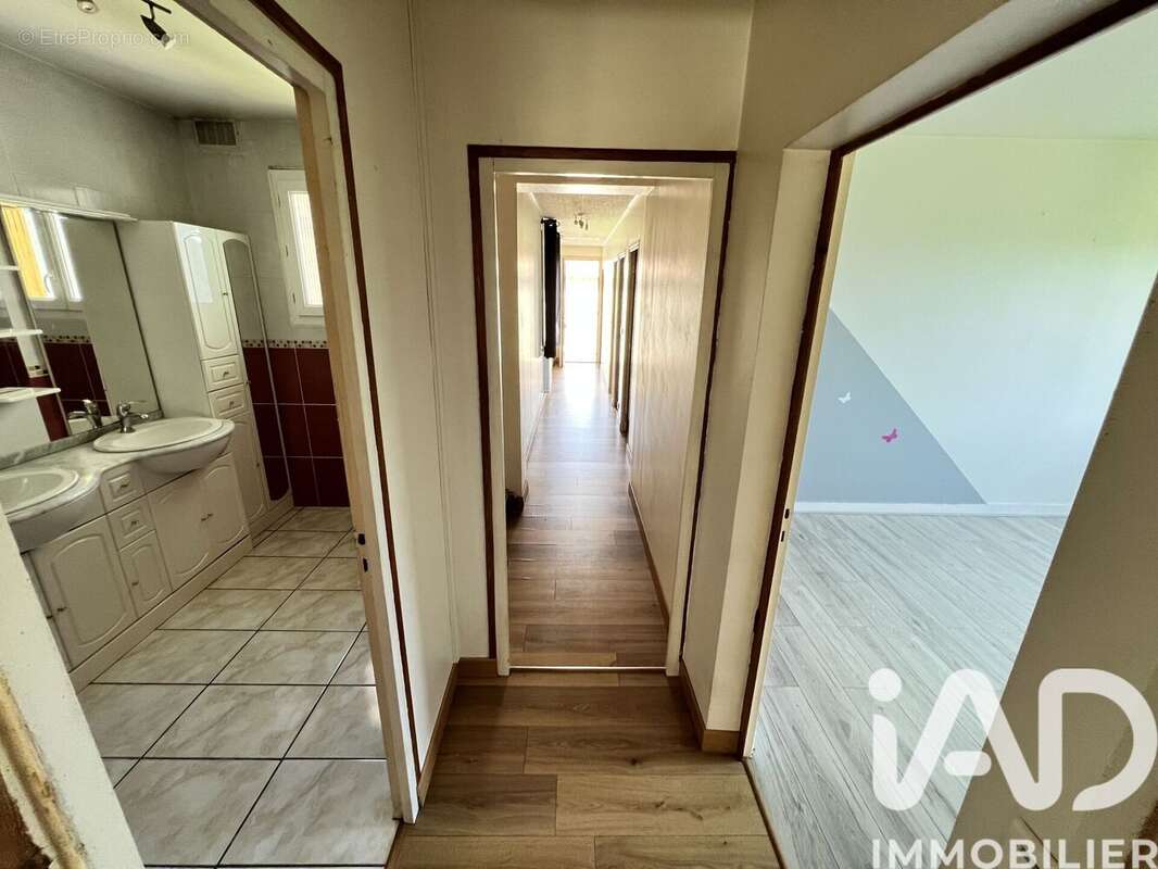 Maison 112 m² à La Chapelle-Baton  - photo 7