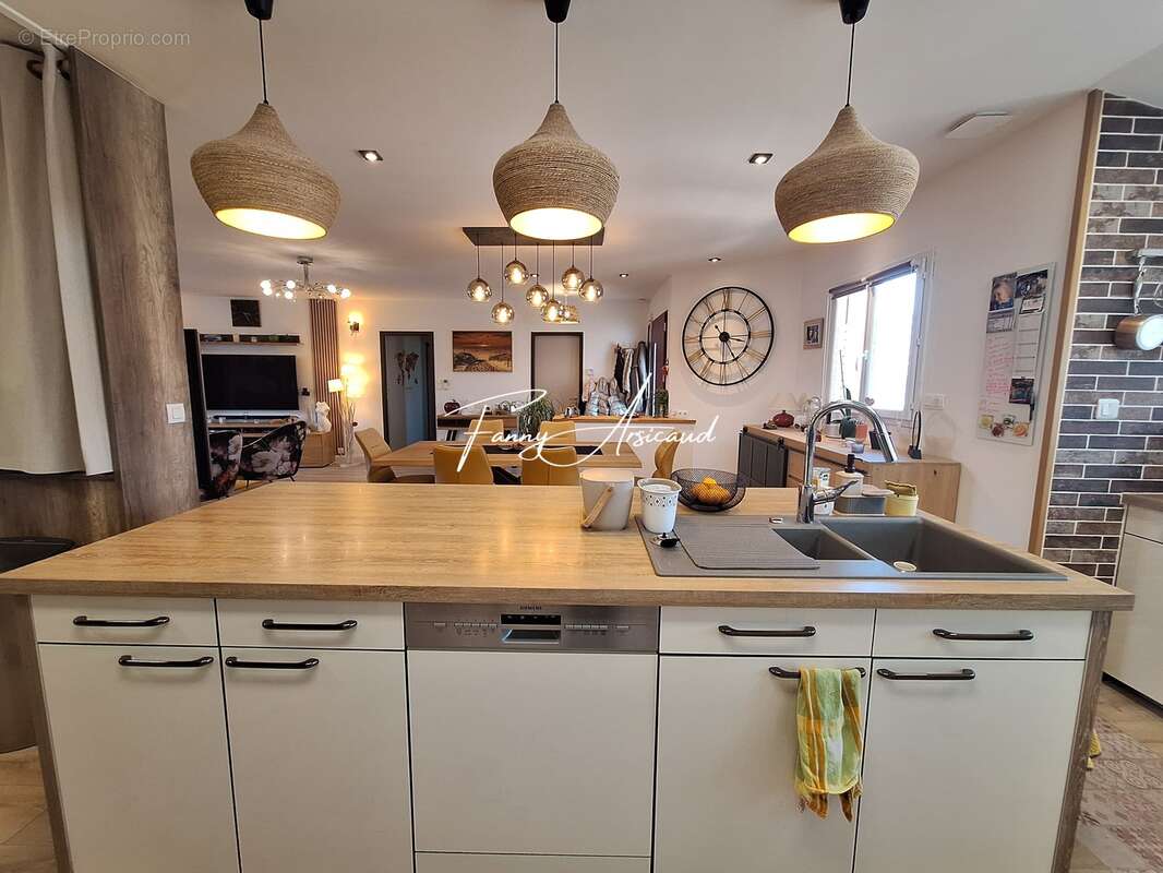 Maison à CHAMPAGNE-LES-MARAIS