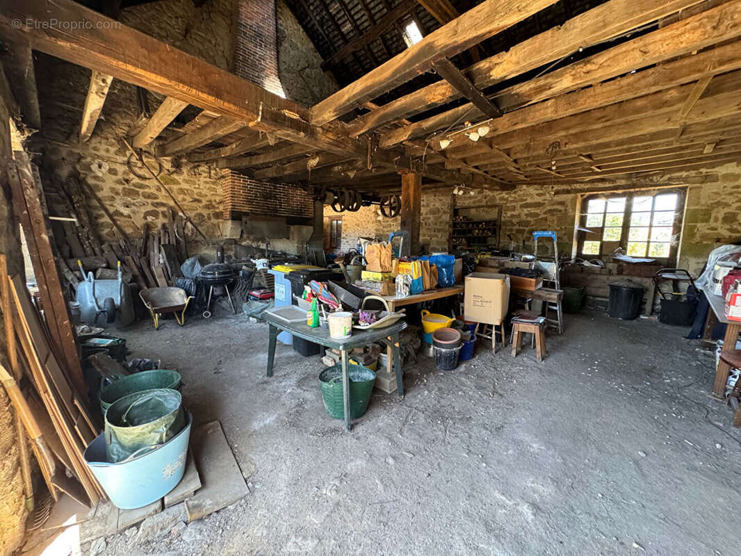 Ancien Corps de Ferme 5 ch, Ancienne Forge, Immense Grange Indépendante et Plusieurs Dépendances sur un terrain de quasi 5 000 m - photo 6