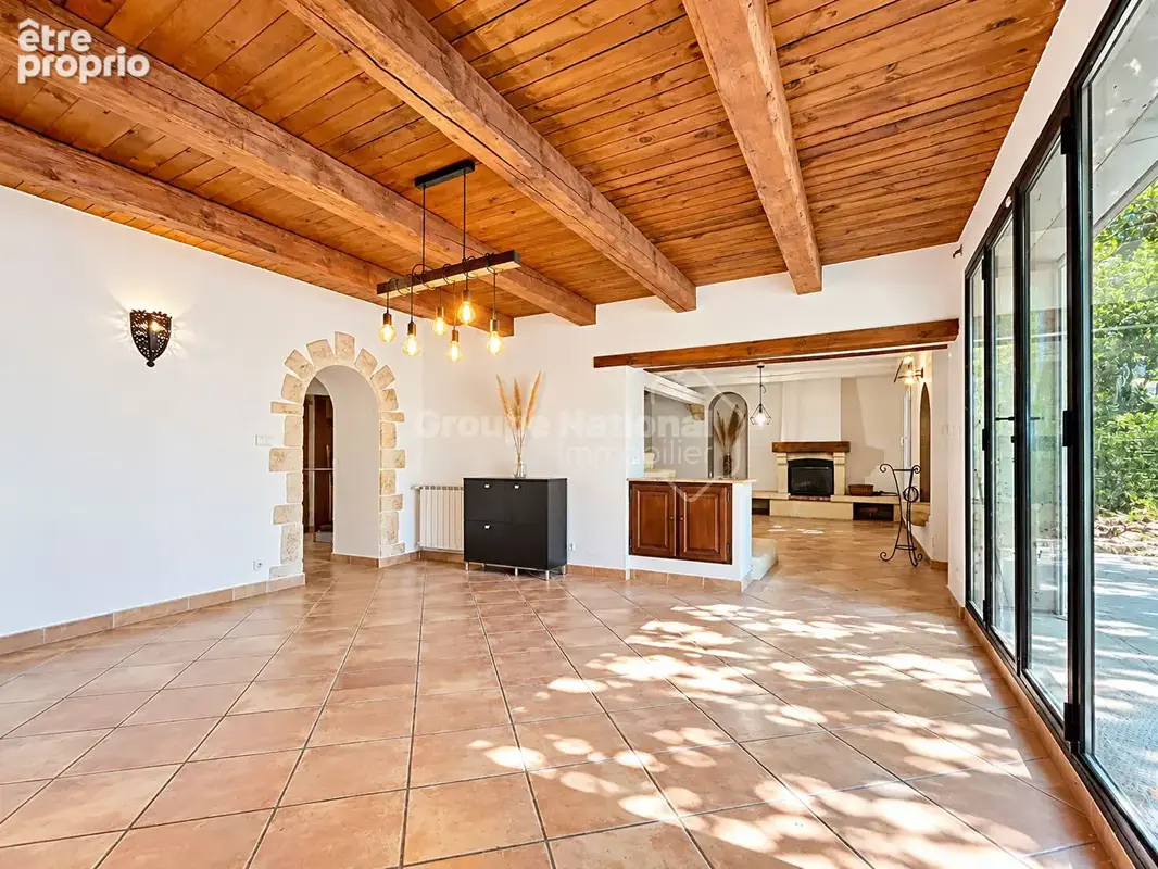 Mas provençal de caractère à rénover, fort potentiel, piscine, gîte et appartement à Châteaurenard - photo 3
