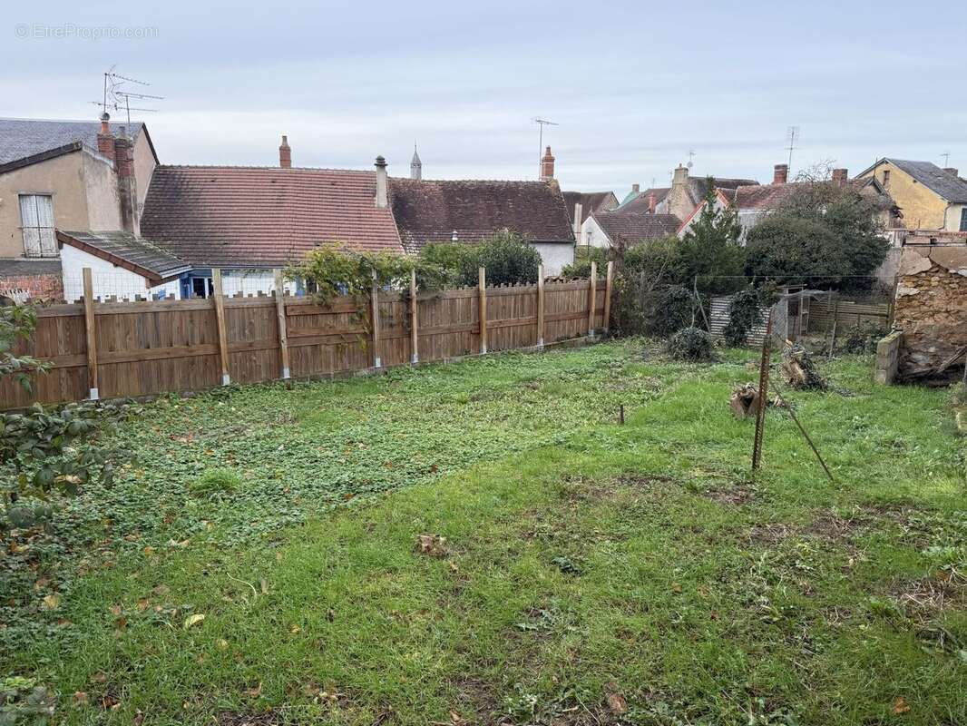 Maison à AINAY-LE-CHATEAU