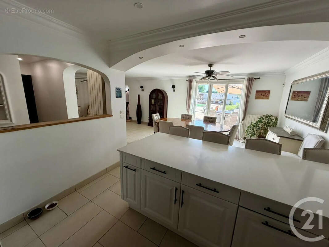 Maison 205 m² à Thieux  - photo 13