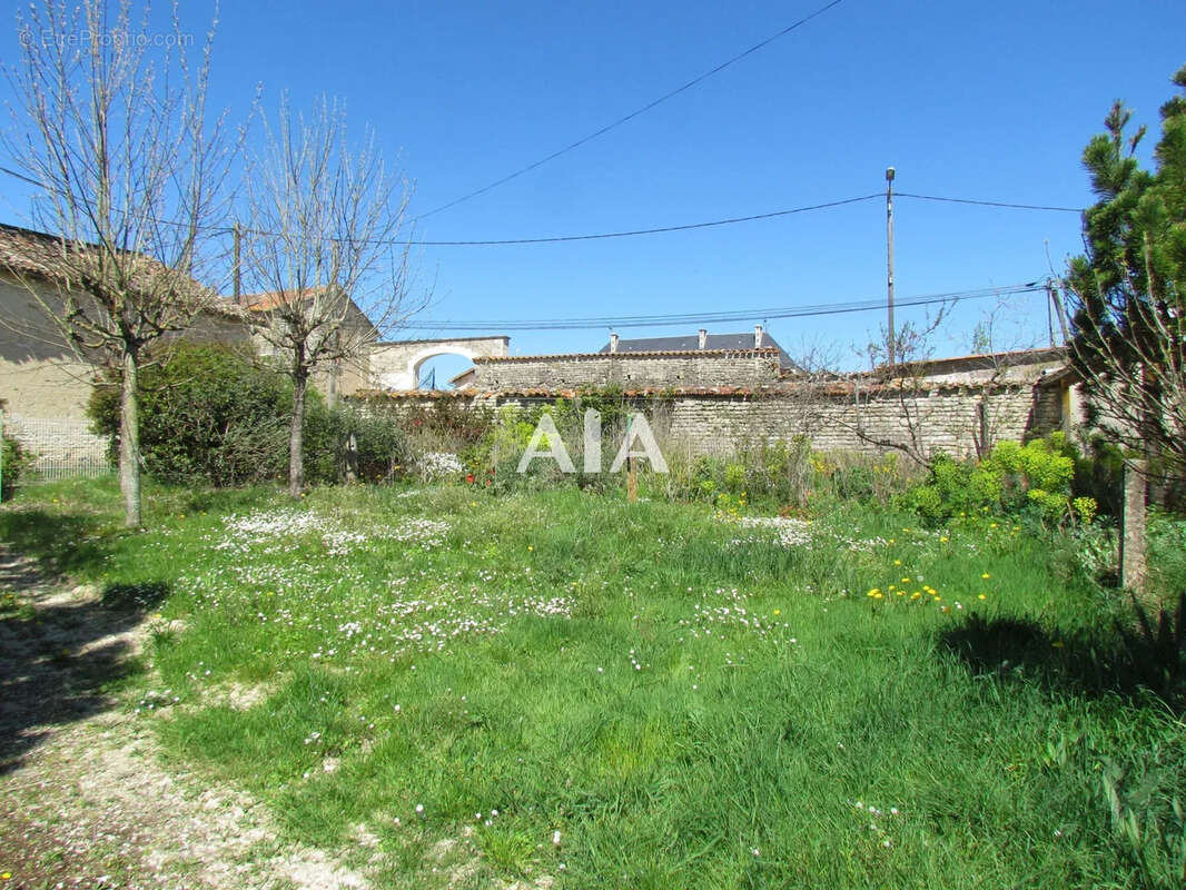 Maison de village avec bâtiment agricole proche de chef Boutonne - photo 27