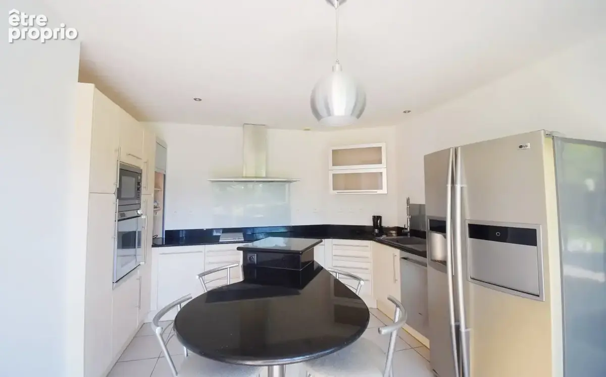 À VENDRE - Maison d'architecte avec piscine, dépendance aménagée et grange sur terrain arboré à 5 minutes de Vichy - photo 6