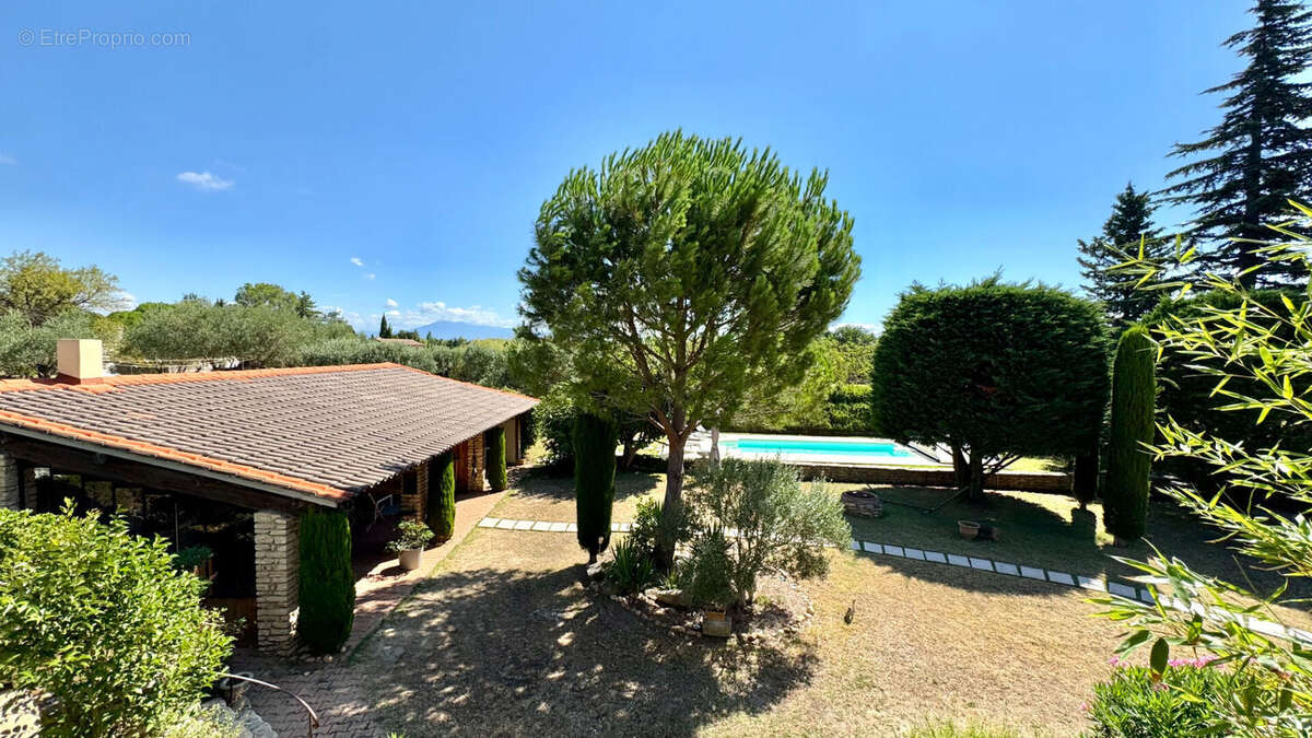 Maison à ENTRAIGUES-SUR-LA-SORGUE