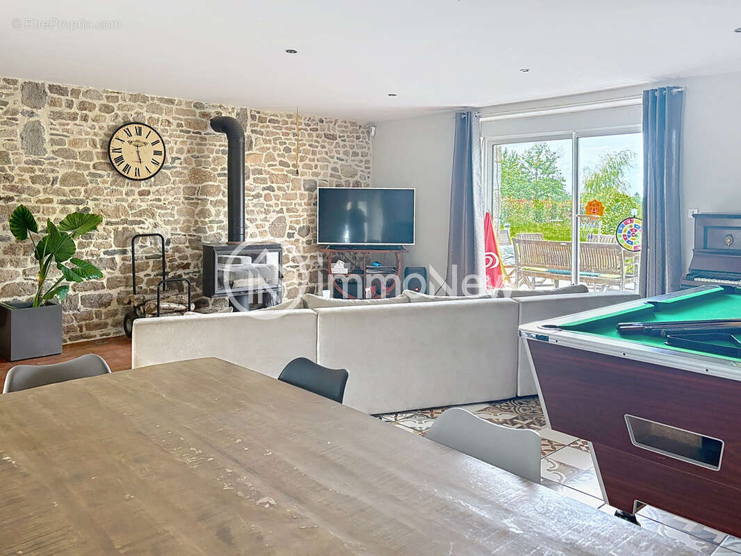 Superbe maison en pierre 192 m2 sur terrain 4807 m2 avec beaux volumes et puits - photo 4