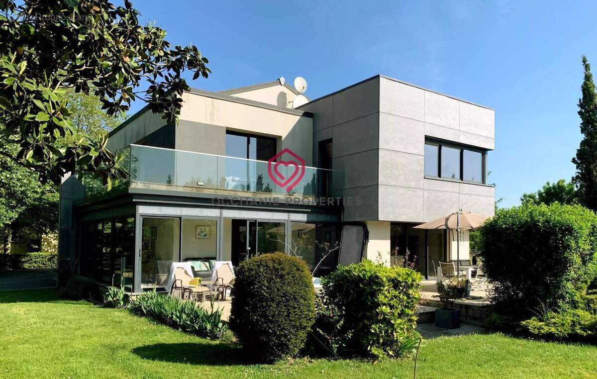 Villa d’architecte rénovée avec soin, piscine, dépendances et superbe parc arboré - photo 12
