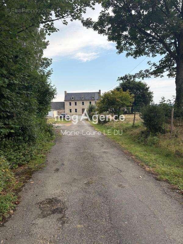 Maison de caractere avec dépendances sur terrain 18500m² environ - photo 3