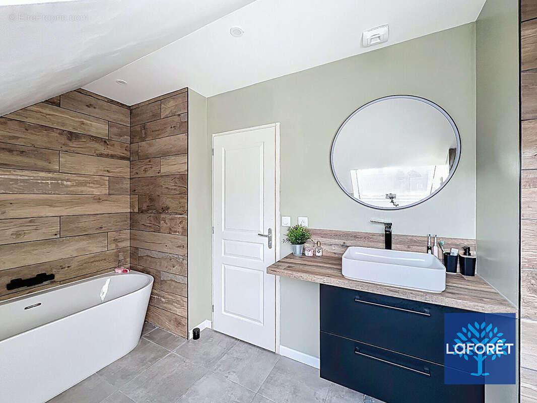 Maison à D'HUISON-LONGUEVILLE