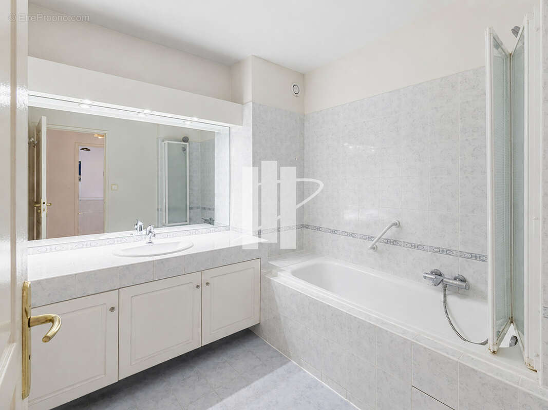 Frejus - Appartement 3 pièces de 80 m2 avec terrasse, piscine, tennis, cave et parkings - photo 9