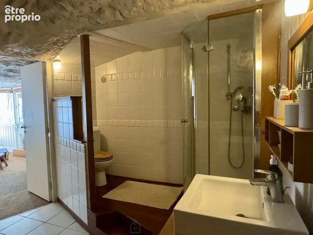 Vivre dans la roche, au cur de La Roche-Guyon : une maison singulière pour ceux qui cherchent tout sauf une maison ordinaire. - photo 14