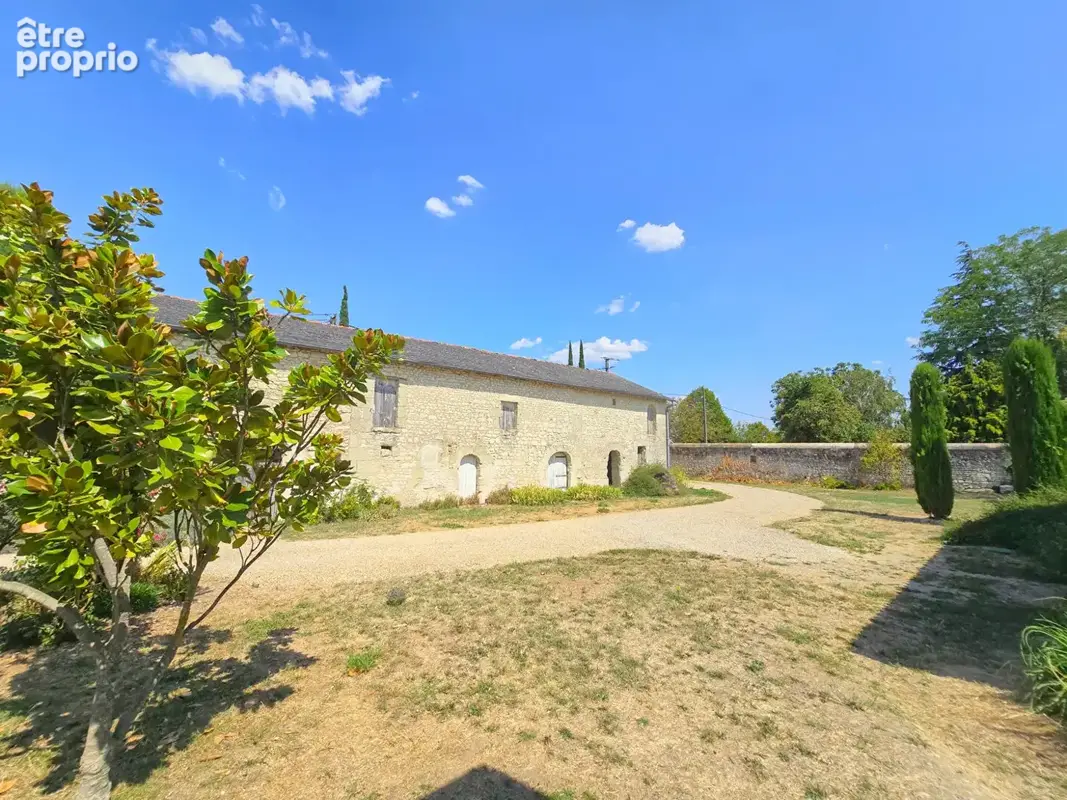 Maison de caractère à vendre à Vaudelnay avec piscine, dépendances et caves troglodytes - photo 17
