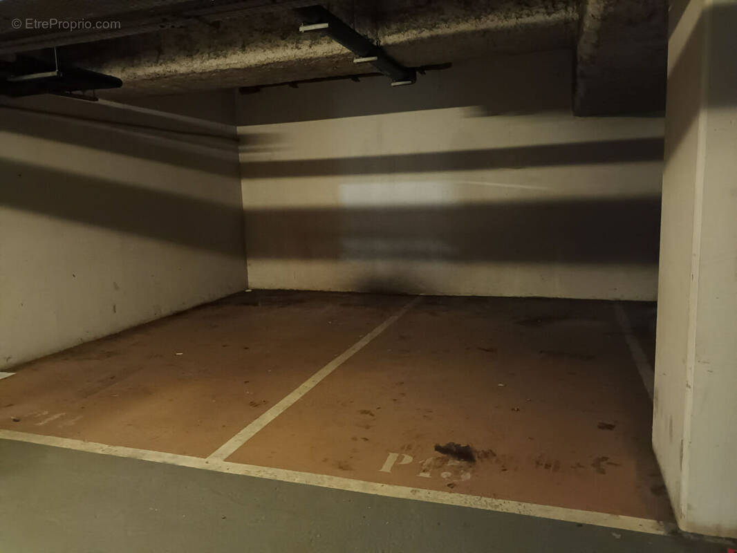 Parking à PARIS-18E