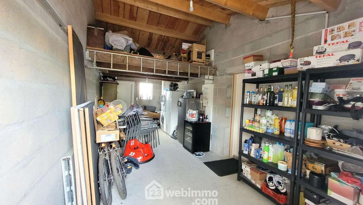 Un garage de 21m² avec mezzanine - Maison à LE BERNARD