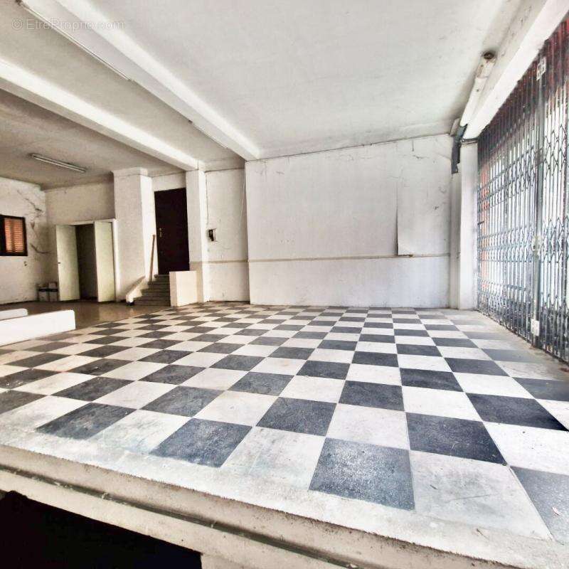 ensemble immobilier de deux lots, un local commercial et un parking de 350 m² en centre ville - photo 6