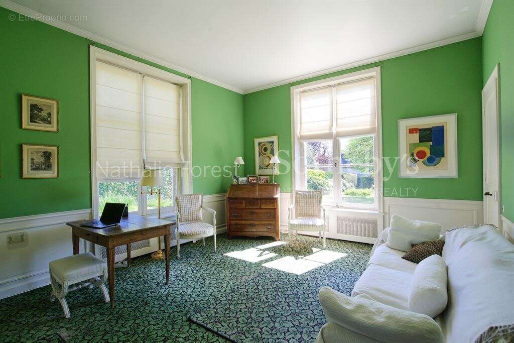 En Exclusivité, Croix résidentiel , élégante maison Maillard , 6 ch, bureau , érigée sur 2159 m2 de - photo 8