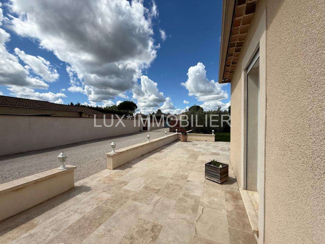 Noves - villa d'architecte, piscine pool-house, centre calme - photo 13