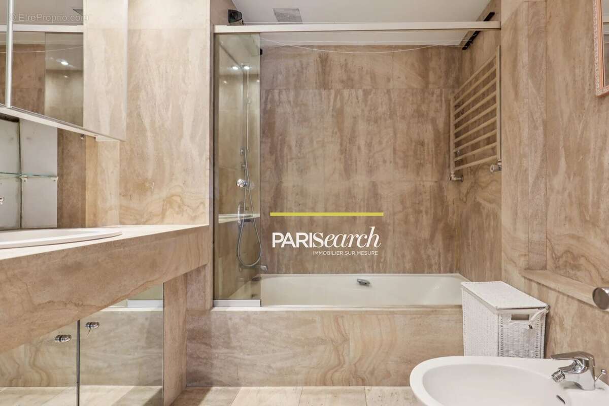 Appartement à PARIS-8E