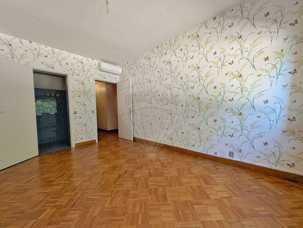 Commerce à MARSEILLE-8E