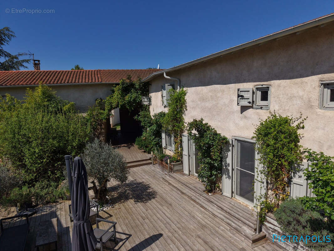 Maison 380 m² à Chambost-Longessaigne  - photo 5
