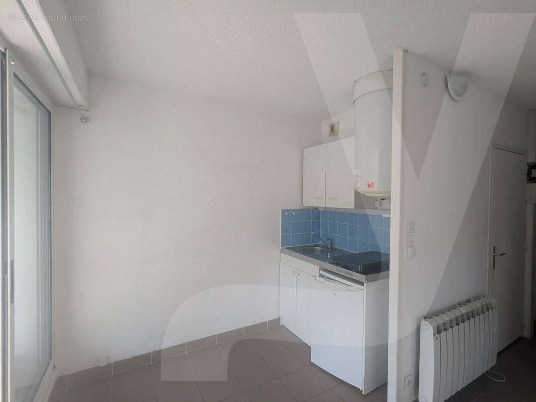 Studio de 19 m² avec balcon exposé sud-ouest, accompagné de deux places de parking, situé Avenue du Parc de Procé. - photo 4