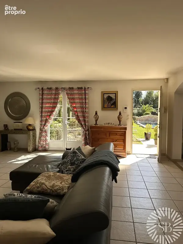 Bastide familiale avec piscine et jacuzzi    jardin paysagé   à pied du centre à Noves - photo 4
