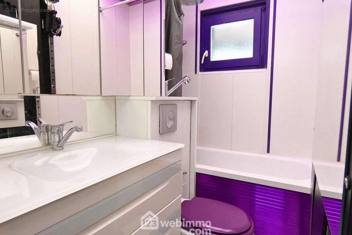 La salle de bain est équipée d?une baignoire avec notamment un pommeau de douche en hauteur pour plus de praticité. - Appartement à NOTRE-DAME-DE-BELLECOMBE
