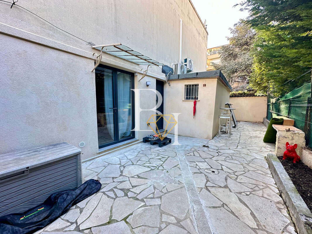 Appartement à SAINT-LAURENT-DU-VAR