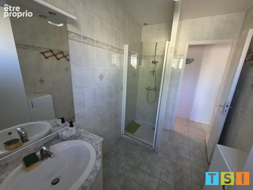 Villa de plain-pied 100 m²  4 pièces  Terrain clos et arboré de 734 m² - photo 10
