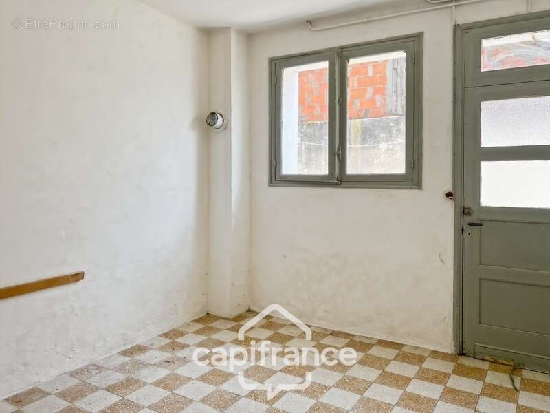 Maison à renover avec fort potentiel, cour et garage - photo 8