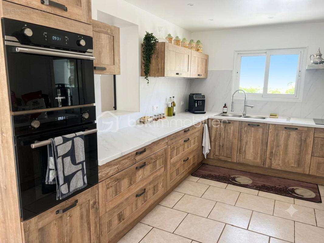 OLLIOULES – FAVEYROLLES - Maison familiale T9 de 160 m² avec annexes, piscine et terrain de 2 000 m² - photo 10